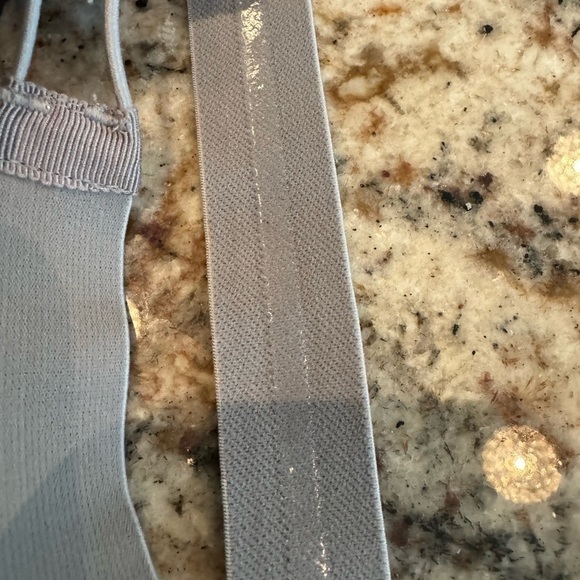 2 NWT womens elastic workout headbands - grey and black - Picture 3 of 3